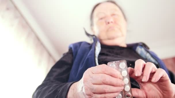 Mujer mayor con paquetes de medicamentos píldoras - cuidado de la salud de pensiones — Vídeo de stock
