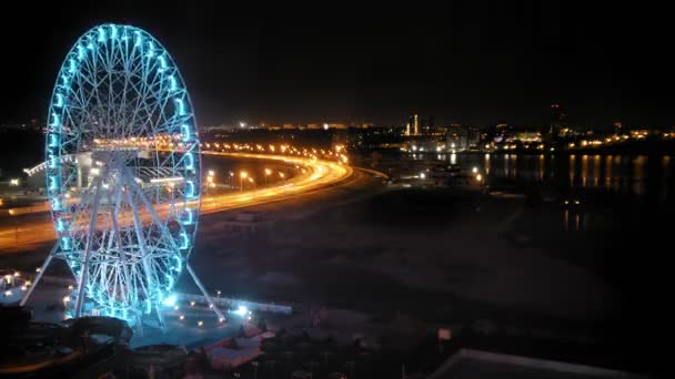 Tempo-lapso noturno - roda gigante e rodovia — Vídeo de Stock