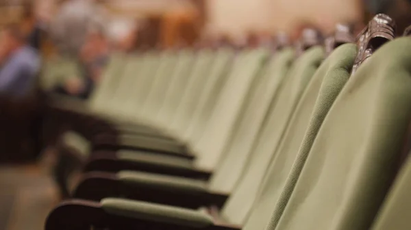 Порожній оперний концертний зал - зелені стільці без глядачів — стокове фото