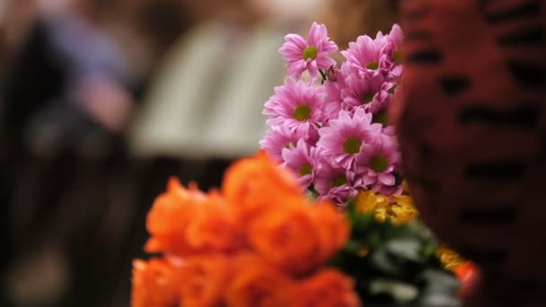 Teatro - spettatori con fiori che applaudono alla performance sul palco — Video Stock