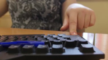 Tipik bir pc klavye üzerinde duygusal bir kadın