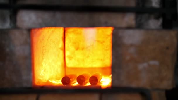 Het smeden van een vuur voor het verwarmen van metalen in forge oven — Stockvideo