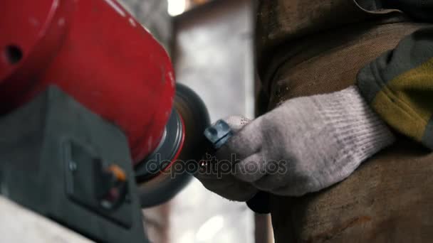 Close-up van werknemer in handschoenen met industriële slijpen zaag — Stockvideo