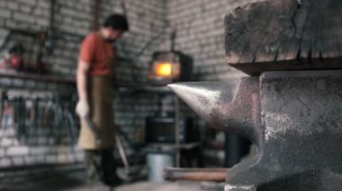 Görünümü - de-odaklı demirci elleri forge eldivenli yapar çelik bıçak