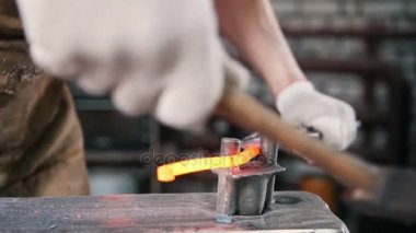 Görünümü - demirci elleri forge eldivenli kadar yakın çelik bıçak yapar