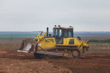 Sarı Ekskavatör alanları arasında bir yol inşaat sitesinde