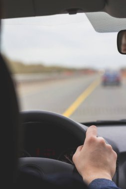 Eller için bir tekerlek - otoyol bir araba içinde mans