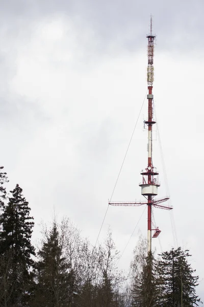 Telekomünikasyon kule anten girişi bulutlu gökyüzü — Stok fotoğraf