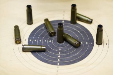 Silah kollu silah mermi kağıt target üzerinden