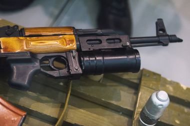 Otomatik tüfekle underbarrel bombaatar, yakın çekim
