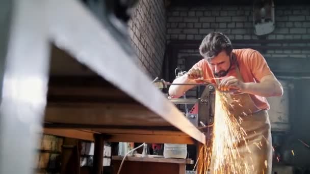 Afiar ferramentas de ferro com faíscas - oficina de forja — Vídeo de Stock