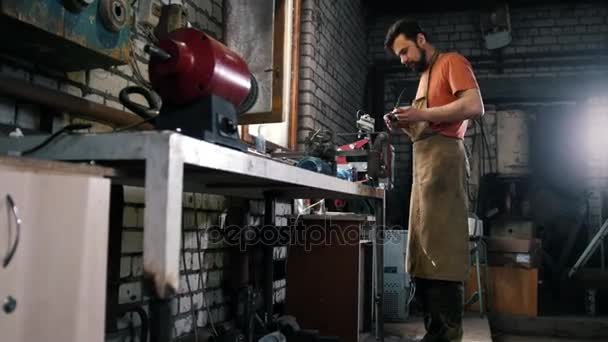 Coltelli da macinazione in ferro con scintille - laboratorio di forgiatura — Video Stock