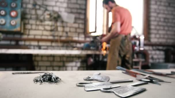 Mann schleift eiserne Metallwerkzeuge mit Funkeln - Schmiedewerkstatt — Stockvideo
