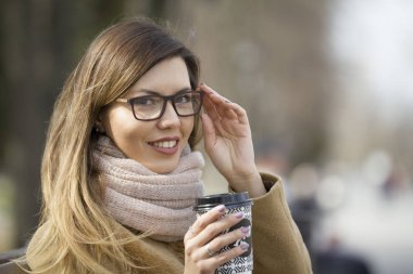 Kahve içme Park'ta gözlük gülümseyen kadın