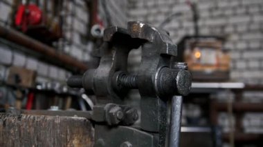 İçinde Forge atölye - çelik mengene, kaymak vurdu