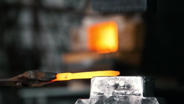 自動ハンマーのアンビル、極端なクローズ アップで熱した鉄を鍛造鍛冶屋 — ストック動画