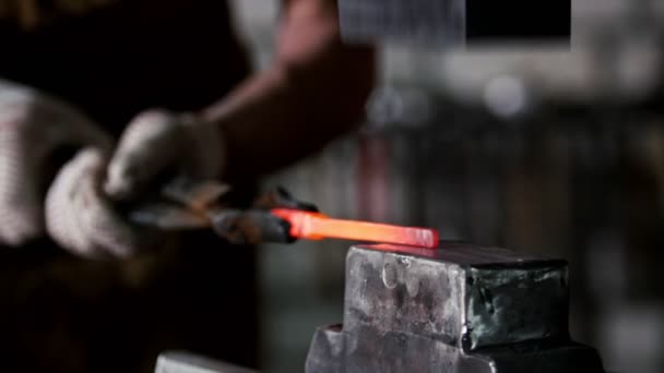 Кузнец ковки красного горячего железа на наковальне - автоматический молоток — стоковое видео