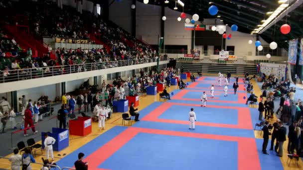 Kazan, Rússia, 8 de abril de 2017, Palácio de combates individuais "Ak Bars" Kids karate competition WKF - adolescentes lutando no tatami — Vídeo de Stock