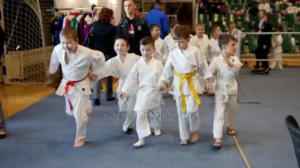 Kazán, Rusia, 8 de abril de 2017, Palacio de los combates individuales "Ak Bares" Niños competición de karate WKF - niños deportistas en kimono viene en tatami — Vídeo de stock