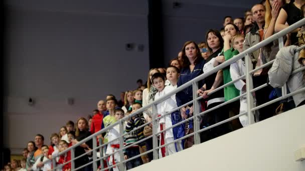 Kazan, Rússia, 8 de abril de 2017, Palácio de combates individuais "Ak Bars" Kids karate competition WKF - crowd spectators on the stands — Vídeo de Stock
