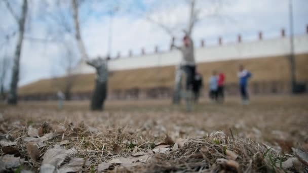 Akrobacie mládež - tracer skočí překlopit v parku, parkour, rozmazané - pomalý pohyb - de-zaměřené — Stock video