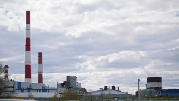 Промышленный дым из трубы теплоэлектростанции - осенний облачный день, временная пауза — стоковое видео