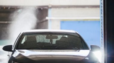 Su hortumlar tarafından iş sınıf araba sabun köpüğü içinde vücut yıkama