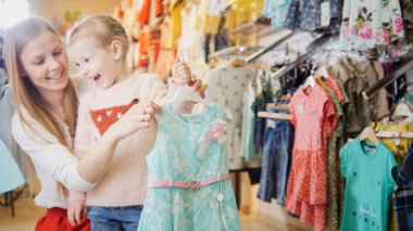 Sarışın küçük kız anne kazak - çocuk giyim mağaza satın alma ile