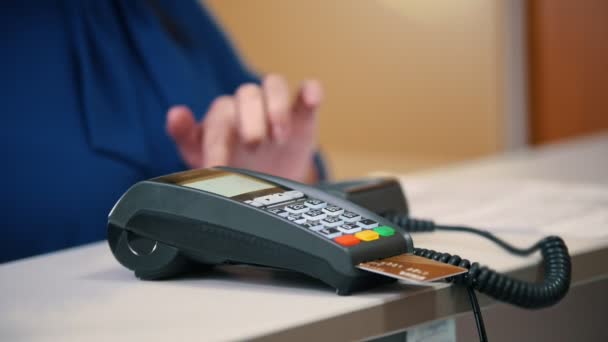 Betalen met credit card - terminal zijn in opslag, close-up — Stockvideo