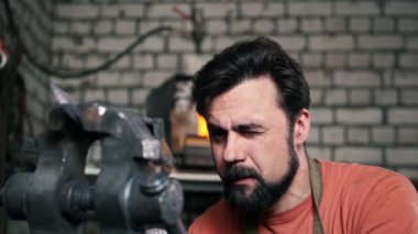 Demirci Atölyesi forge, sancı ile metal bıçak virajlı portre