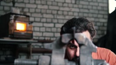 Metal yapma Demirci Atölyesi forge sancı ile araçları ve hassas işleme tahmin ediyor, yakın çekim