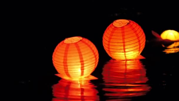 Kreis schwimmende Laternen auf dem Fluss in der Nacht - romantisches Fest — Stockvideo