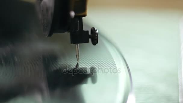 Vintage old gramophone plays a vinyl record - slows down and stops — Stock Video