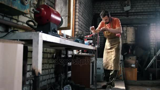 Worker in workshop processing metal details — Stock Video