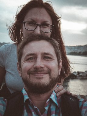 Mutlu çift nehirler bir arka plan üzerine bir selfie alarak