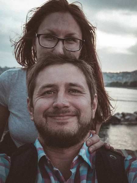 Счастливая пара делает селфи на фоне рек — стоковое фото