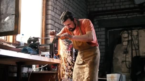 Шліфувальні металеві інструменти з блискітками - майстерня з кування — стокове відео