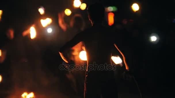 Fire-show - silhueta de espectadores assistindo performance noturna na praia — Vídeo de Stock