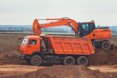 Kırmızı wxcavator yolun yapımı Damper kamyon yükleme