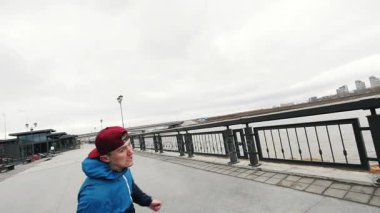 Genç oğlan takla açık - yavaş hareket akrobasi gerçekleştirme