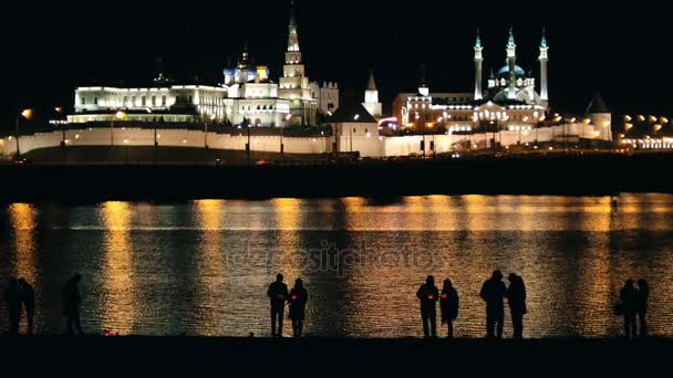 Kazan, Russia, 12 maggio 2017 - Festival delle Lanterne galleggianti su Kazanka - silhouette di persone davanti al Cremlino — Video Stock