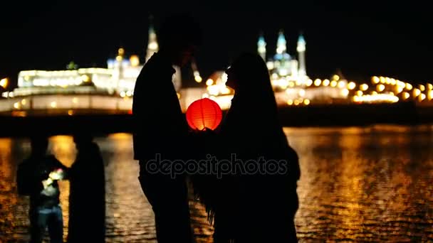 Kazan, Russie, 12 mai 2017 - portrait couple amoureux pf au festival des lanternes flottantes sur Kazanka — Video