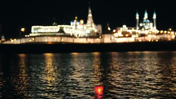 Kazan, Russia, 12 maggio 2017 - Kazan Cremlino con riflesso nel fiume di notte con lanterna galleggiante rossa — Video Stock