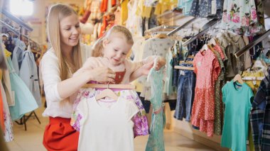 Anne ve kızı farklı bebek giysileri elinde düşünüyorsanız