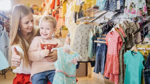 Feliz madre con su hija compró un vestido azul de verano — Foto de Stock