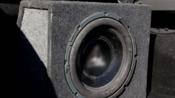 Um preto vibrando velho ragged trabalhando subwoofer no carro — Vídeo de Stock