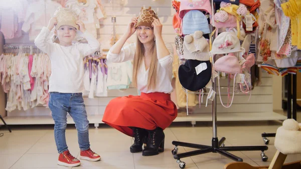 Madre e hija se prueban sombreros divertidos — Foto de Stock