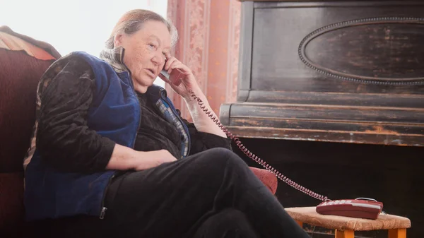 Mujer mayor hablando por el teléfono de la casa — Foto de Stock