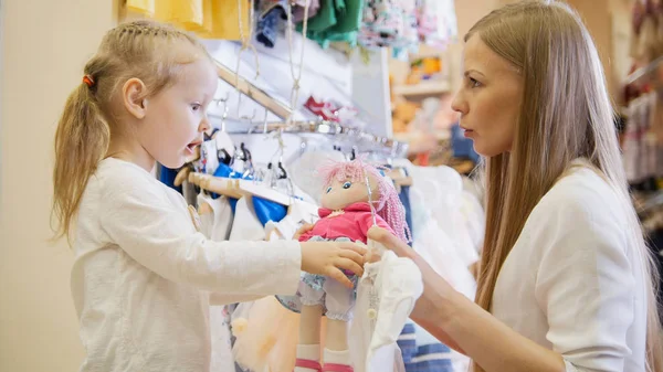 Mamãe comprou a boneca para minha filha — Fotografia de Stock