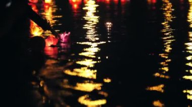Yüzer fenerler gece nehirde - romantik konsepti aydınlatma